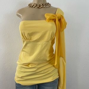 ARDEN B. One shoulder yellow top.